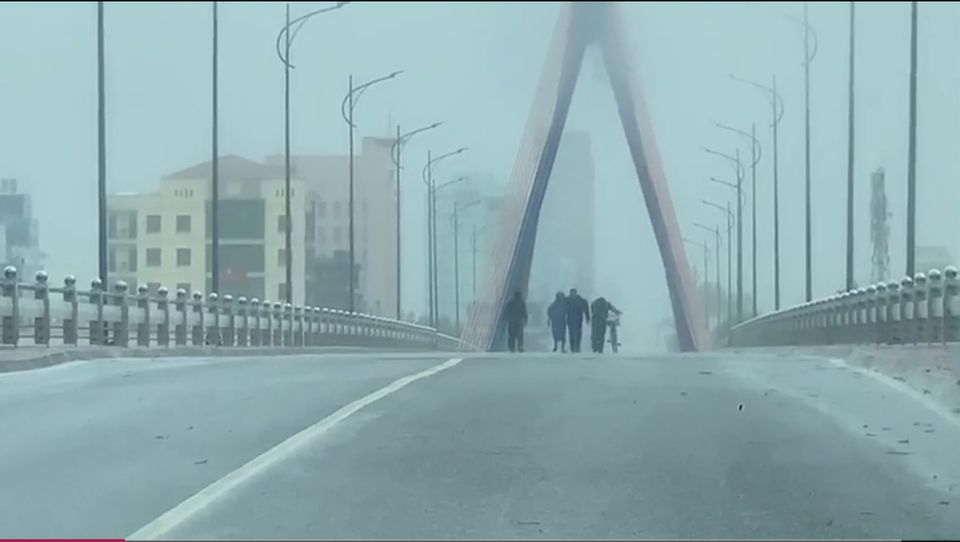 
Nhóm cơ quan chức năng kịp thời ứng cứu người đàn ông trên cầu sông Hàn. (Ảnh: Cắt clip)
