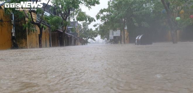  
Nước ngập dâng cao tại khu vực phố cổ Hội An (Ảnh: VTC News)