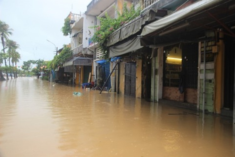  
Nhiều nhà dân tại khu vực phố cổ Hội An ngập sâu trong nước (Ảnh: CAND)