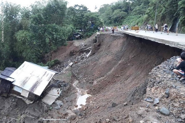  
Bão số 9 gây sạt lở đất khi quét qua Philippines. (Ảnh: Reuters).