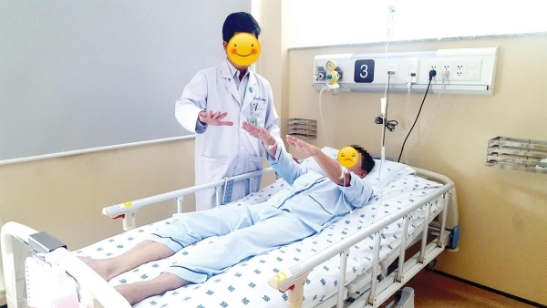  
Bác sĩ kiểm tra sức khoẻ một nam bệnh nhân bị đột quỵ (Ảnh: Dân Trí)