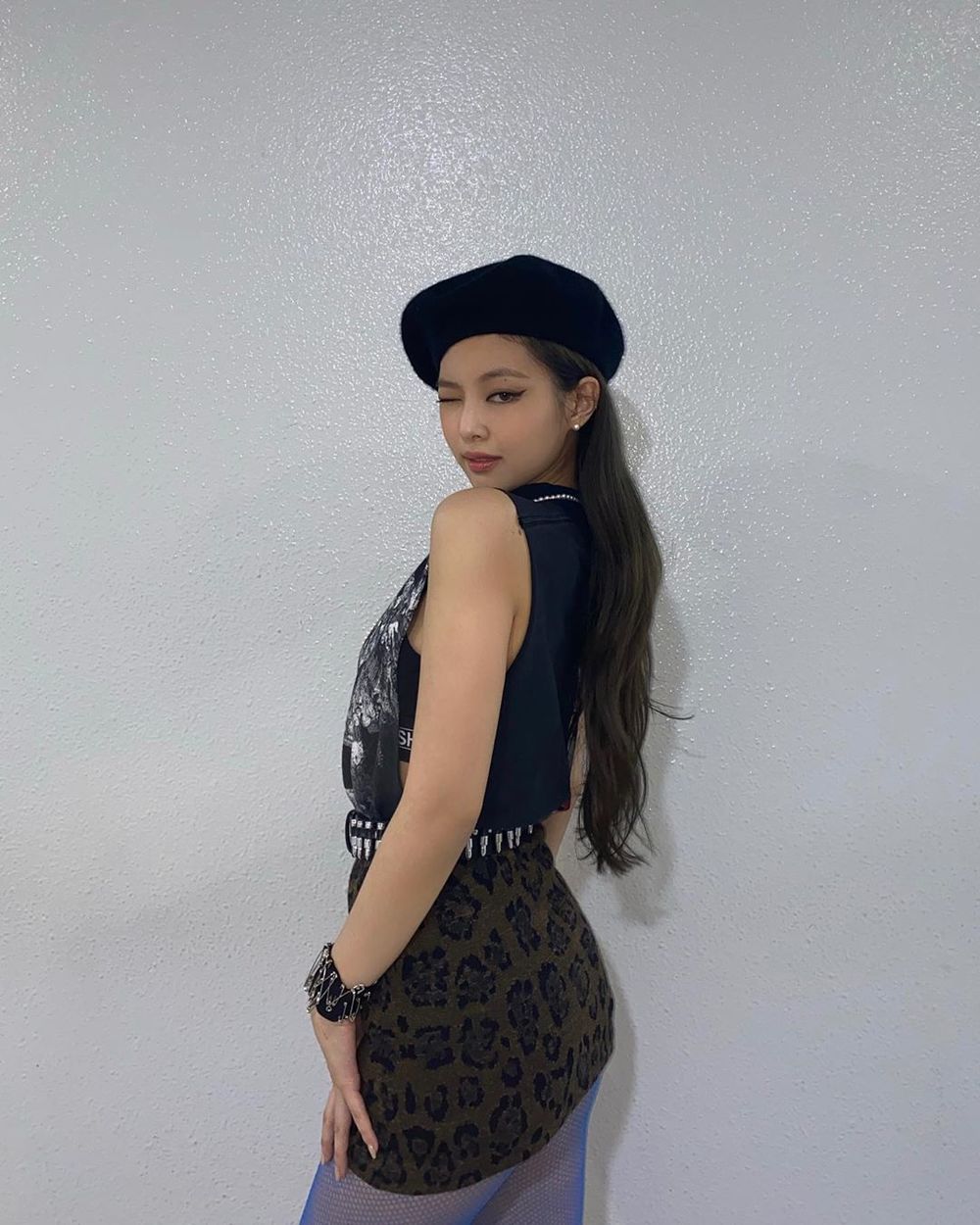 
Một outfit khác của Jennie trong chương trình Inkigayo. (Ảnh: Instagram)