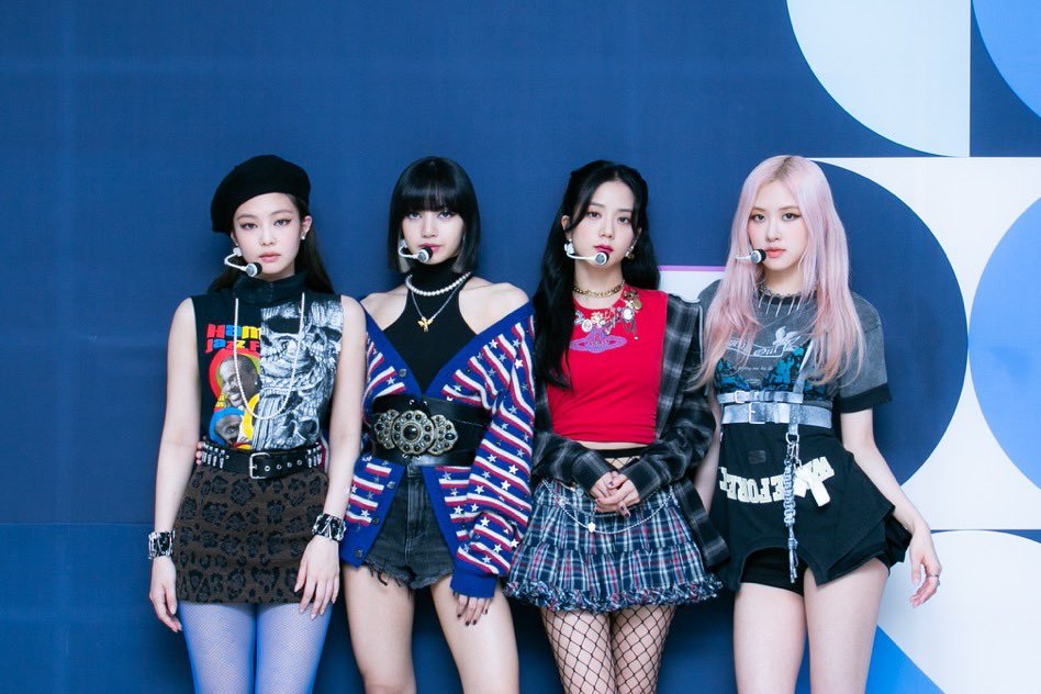 Trước khi lên sân khấu huyền thoại Coachella, BLACKPINK đã có buổi chụp ảnh vô cùng đáng ngưỡng mộ. Hầu hết các thành viên của nhóm đều xuất hiện với nhan sắc tựa như thiên thần, tươi tắn, rạng rỡ. Việc thấy cô nàng nào cũng đẹp đến như vậy chắc chắn sẽ khiến bạn muốn khám phá hình ảnh này ngay lập tức.