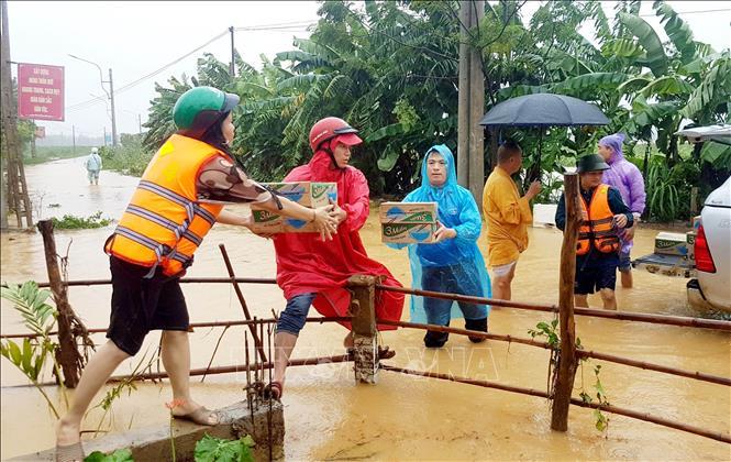  
Tỉnh đoàn Quảng Trị hỗ trợ mì tôm và nước uống cho người dân ở xã Cam Tuyền. (Ảnh: TTXVN)