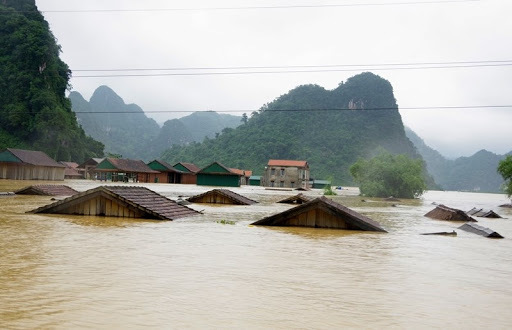  
Hàng trăm nghìn ngôi nhà của người dân bị mưa lũ nhấn chìm. (Ảnh: Báo Dân Sinh)