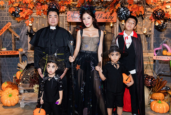 
3 con trai nhà Kiwi Ngô Mai Trang ấn tượng với trang phục ton-sur-ton đen của phù thuỷ​ (Ảnh: N.T) - Tin sao Viet - Tin tuc sao Viet - Scandal sao Viet - Tin tuc cua Sao - Tin cua Sao