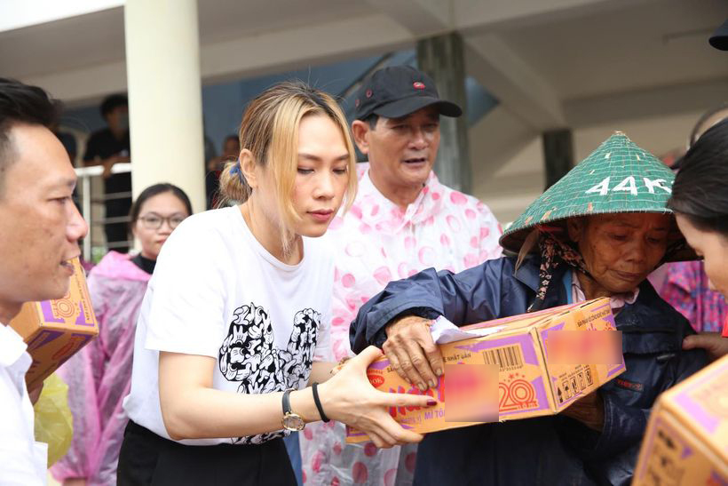  
Mỹ Tâm hỗ trợ phát quà cho người dân nghèo tại Quảng Nam. (Ảnh: FC Mỹ Tâm)