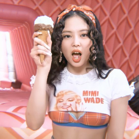 
Cách diện đồ của Jennie trong Ice Cream là style thường thấy của các ngôi sao US-UK. Ảnh: Chụp màn hình