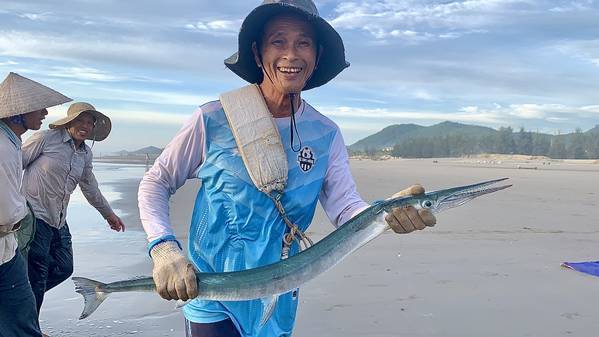  
Nụ cười chân chất và hạnh phúc của bác ngư dân Hà Tĩnh khi bắt được con cá biển to (Ảnh: Nguyễn Phi Dũng và Hoàng Ngọc Sơn)