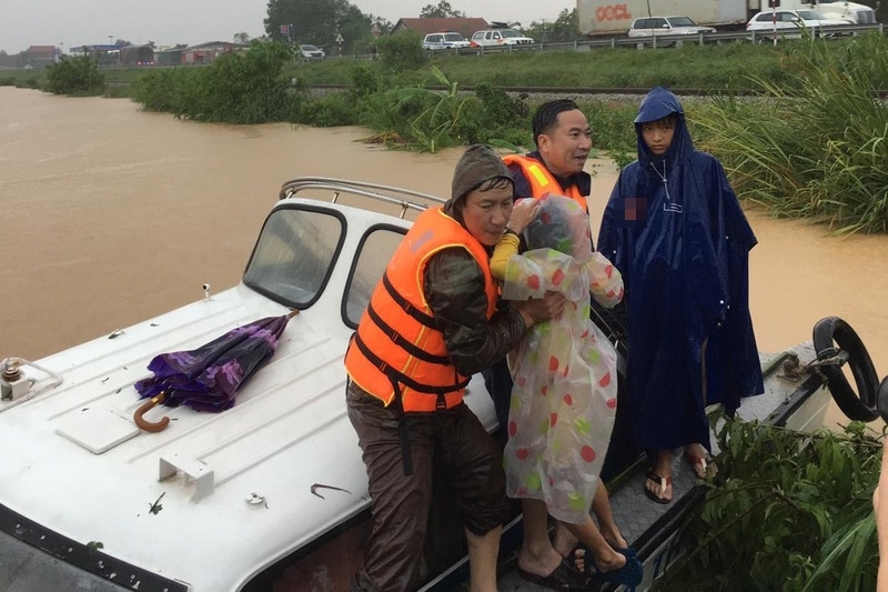  
Lực lượng cứu hộ Quảng Trị sơ tán mọi người bị mắc kẹt. (Ảnh: Báo Quảng Trị)