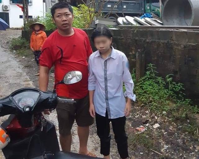 
Anh Dương Văn Sơn cứu nữ sinh thoát khỏi "lưỡi hái tử thần" trong gang tấc (Ảnh: Dân Trí)