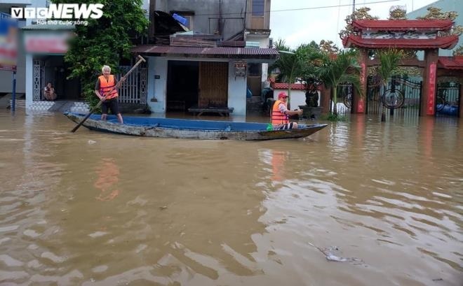 
Nhiều khu vực tại Quảng Nam ngập trong nước lũ, người dân phải dùng thuyền di chuyển. (Ảnh: VTC News)