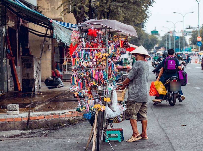 Chiếc xe bán móc khóa dạo nổi bật trên đường phố Sài Gòn (Ảnh: Huỳnh Thắng)