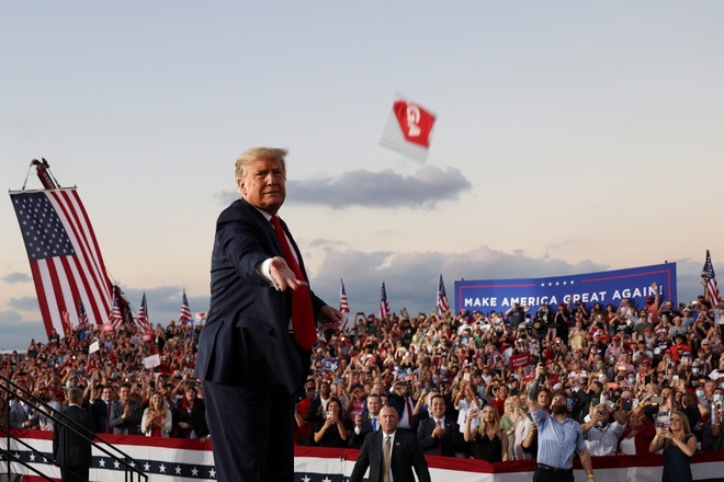 
Ông Trump phát biểu tại sự kiện tranh cử ở Sanford, Florida vào ngày 12/10. (Ảnh: Reuters)