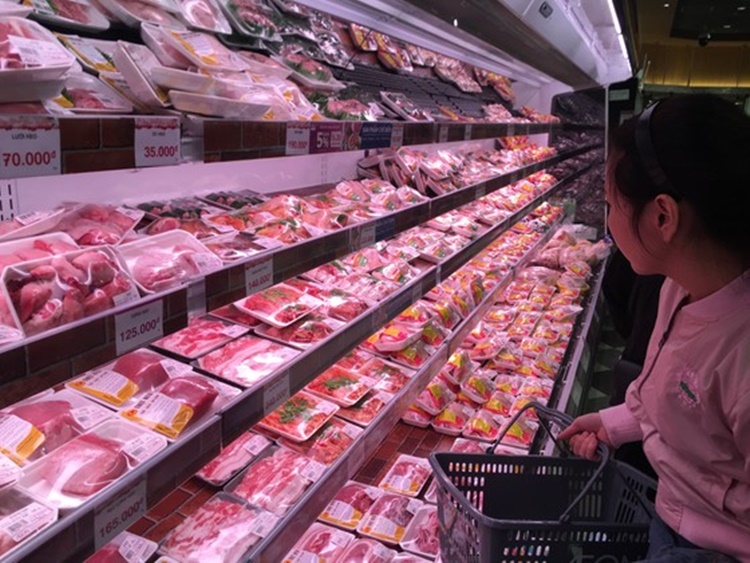  
Người tiêu dùng chọn mua thịt lợn ở siêu thị (Ảnh: Báo Sài Gòn Giải Phóng)