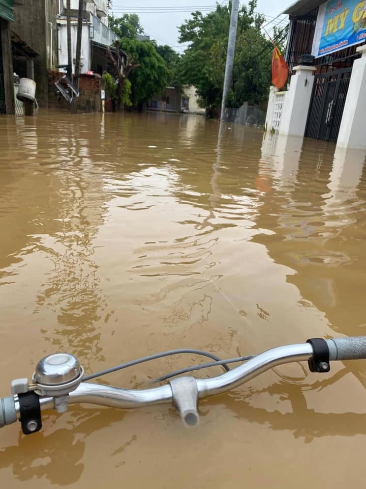 
Nước đã ngập quá xe đạp tại Hội An. (Ảnh: FB: Thành Phố Hội An).