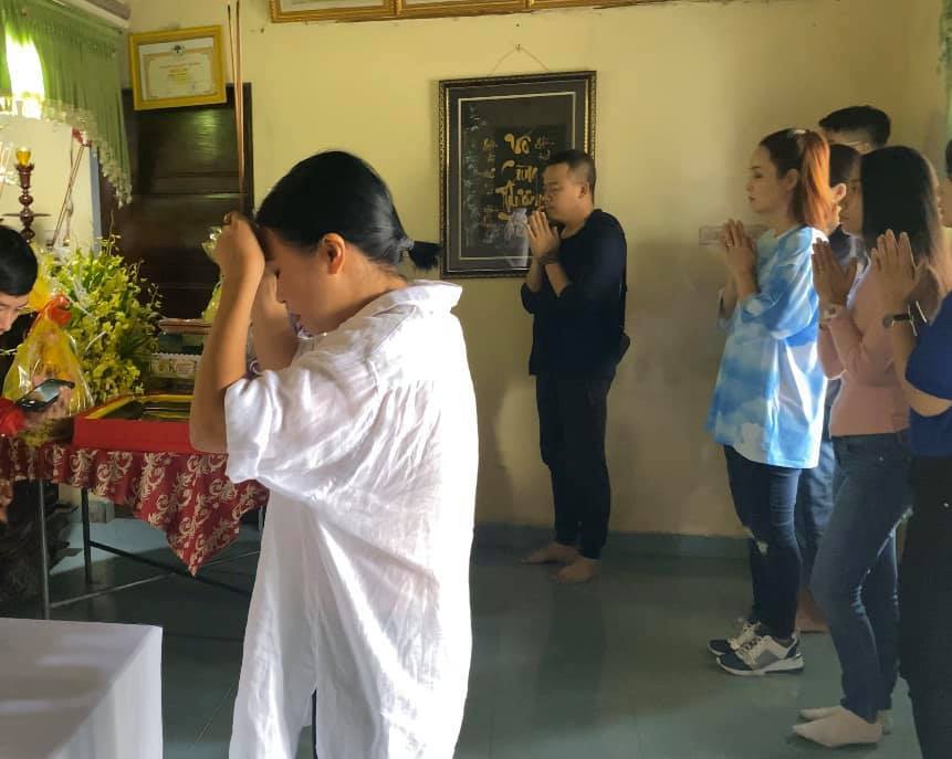 
Nữ ca sĩ và đoàn phim Kiều đến thăm hương cho nạn nhân trong vụ sạt lở đất. (Ảnh: FBNV) - Tin sao Viet - Tin tuc sao Viet - Scandal sao Viet - Tin tuc cua Sao - Tin cua Sao