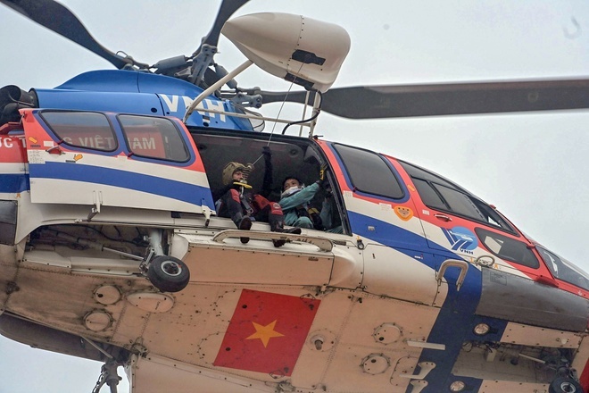  
Trực thăng được huy động để hỗ trợ công tác khắc phục hậu quả sau bão. (Ảnh: Thanh Niên).