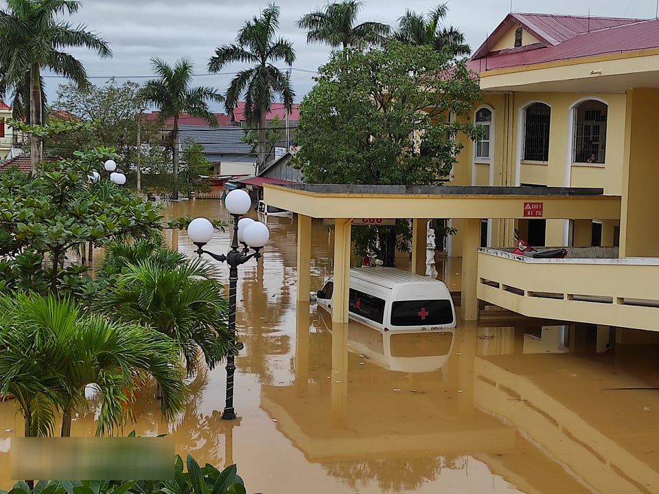  
Một bệnh viện ở Quảng Bình đang chịu cảnh chìm trong biển nước. (Ảnh: Gia Thiên)