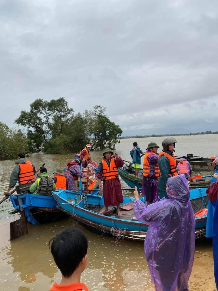  
Hình ảnh một đoàn thuyền đang đợi các đoàn cứu trợ đến để vận chuyển lương thực đến cho bà con vùng lũ. (Ảnh: Người Quảng Ninh - Quảng Bình)