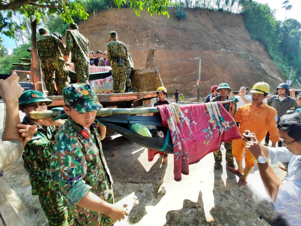 
Công tác đưa người bị thương do vụ sạt lở núi tại Nam Trà My ra vùng an toàn. (Ảnh: Báo Quảng Nam)