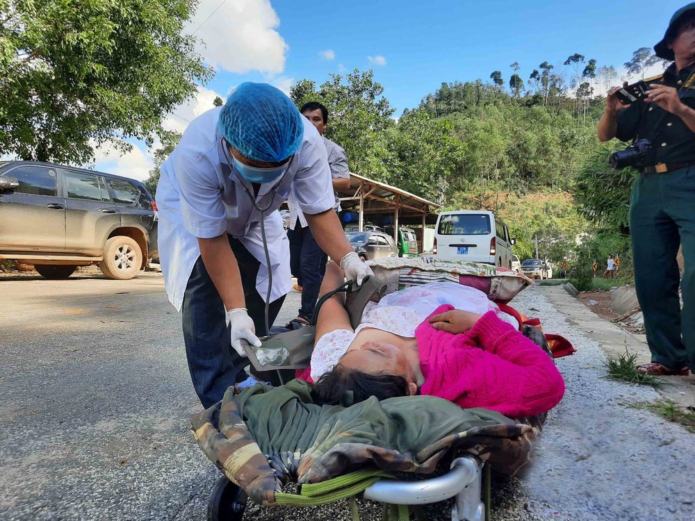 
Bác sĩ hỗ trợ cứu chữa cho bệnh nhân được tìm thấy tại vùng sạt lở núi ở Nam Trà My. (Ảnh: Quảng Nam Online)