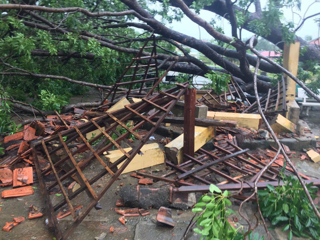  
Nhà bị sập tại Phú Yên do bão số 9. (Ảnh: Tuổi Trẻ).