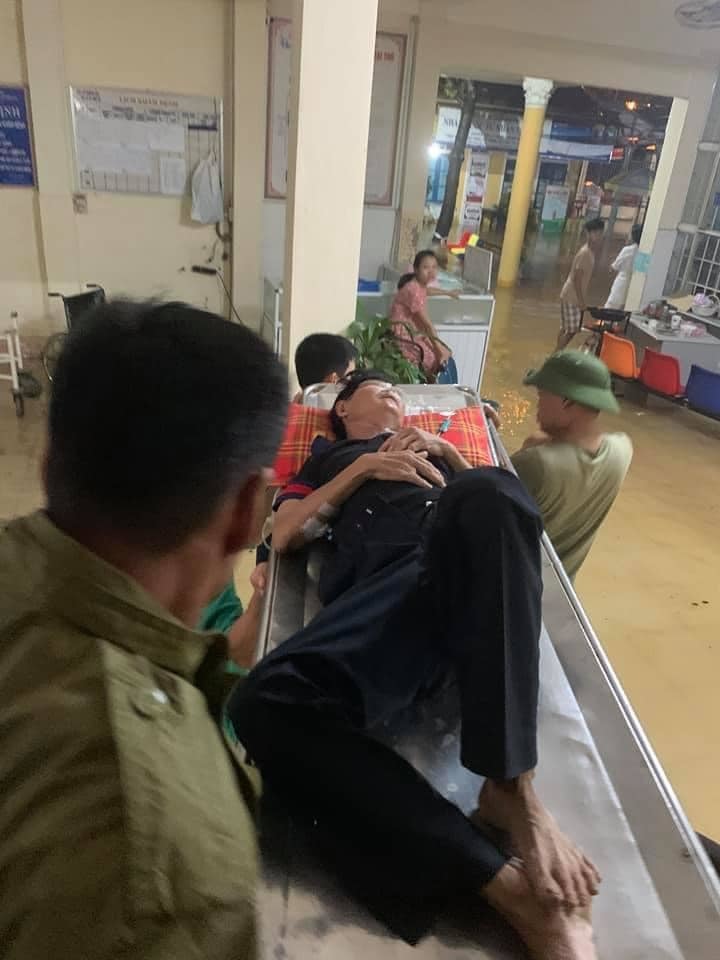  
Bệnh nhân được điều trị tại viện Đa khoa khu vực Triệu Hải ngập trong nước lũ. (Ảnh: Quảng Trị 24h)