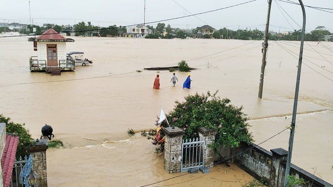  
Mực nước lũ trên các sông dâng cao khiến hàng nghìn ngôi nhà bị nhấn chìm. (Ảnh: Thanh Niên)