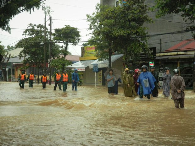  
Lực lượng chức năng TP. Đông Hà vào các khu dân cư ngập sâu giúp đỡ người dân. (Ảnh: Người Lao Động)
