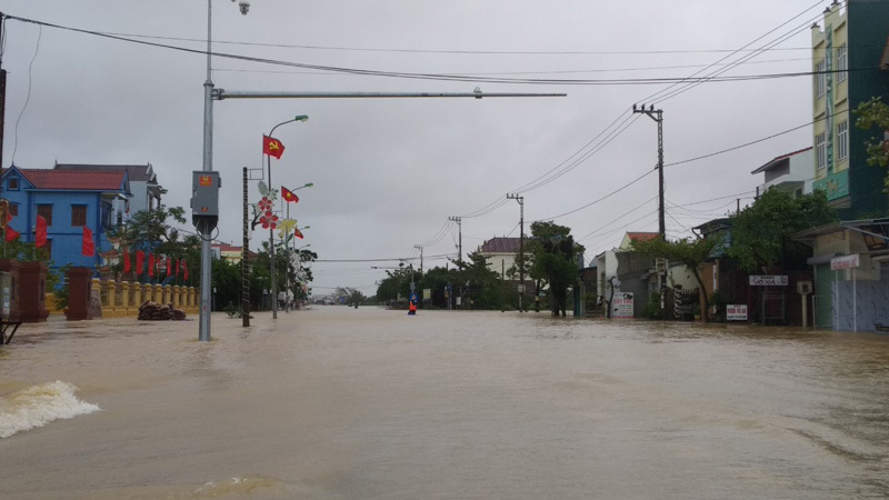  
Quốc lộ 1A đoạn đi qua Quảng Bình nước ngập thành sông. (Ảnh: Nhân Dân).