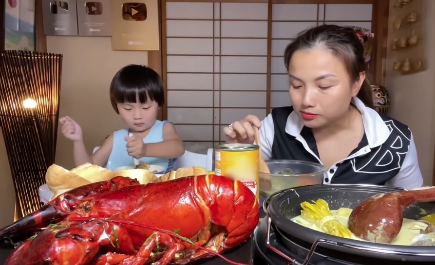 
Quỳnh Trần liên tục thưởng thức những món hải sản đắt tiền (Ảnh chụp màn hình)