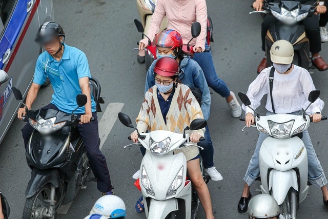 
Người dân Hà Nội những ngày gần đây đã phải mặc thêm áo khoác mỏng khi ra đường. (Ảnh: Dân Trí)
