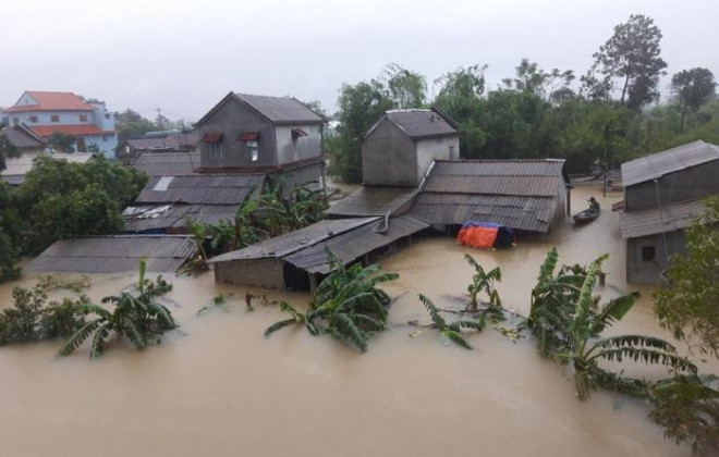 
Hàng nghìn ngôi nhà của người dân tại Huế, Quảng Trị bị nhấn chìm trong biển nước. (Ảnh: 24h) - Tin sao Viet - Tin tuc sao Viet - Scandal sao Viet - Tin tuc cua Sao - Tin cua Sao