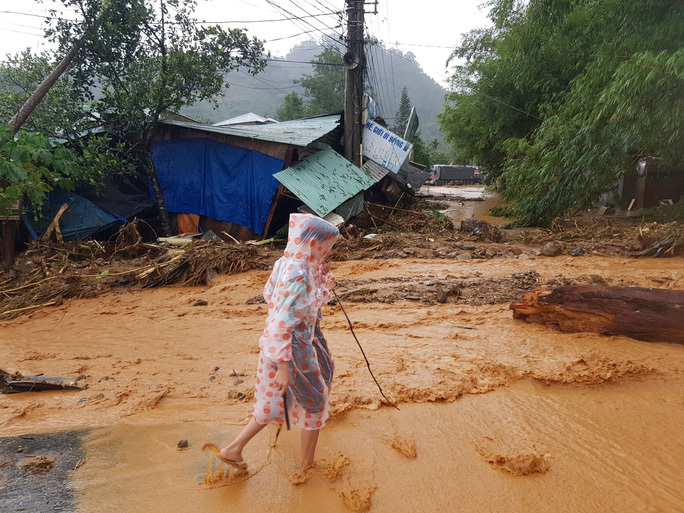  
Người miền Trung vẫn đang gặp rất nhiều khó khăn sau đợt mưa bão. (Ảnh: Lao Động).