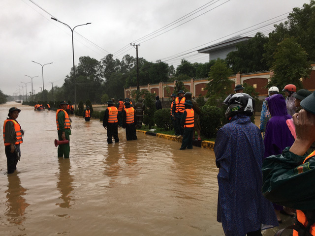 
Lực lượng cứu hộ có mặt tại các khu vực ngập lụt để cứu nạn cho người dân (Ảnh: Tổ Quốc)
