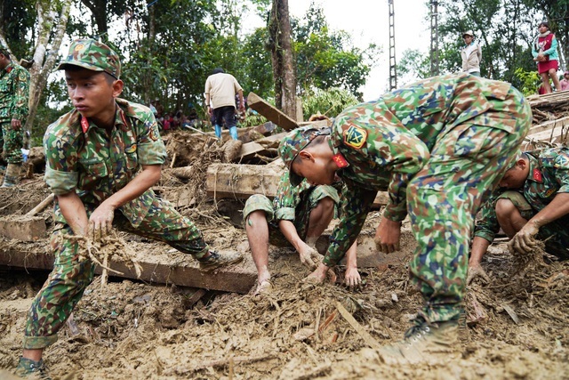 
Lực lượng bộ đội đào bới bằng tay để tìm kiếm nạn nhân mất tích. (Ảnh: Dân Trí)
