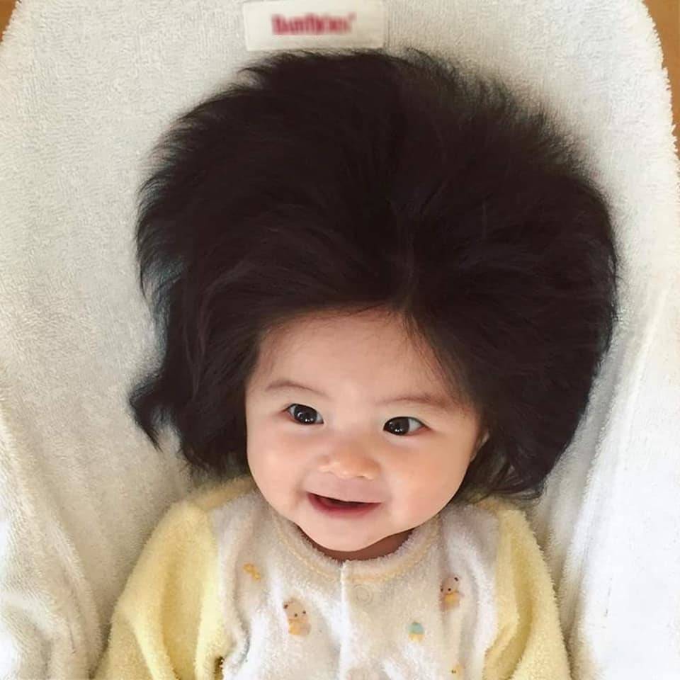  
Mới sinh nhưng cô bé đã có mái tóc xù bồng bềnh. (Ảnh: Instagram)
