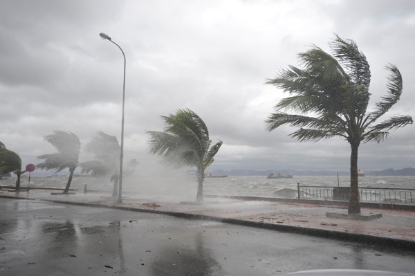  
Sóng đánh tràn bờ biển khi bão về. (Ảnh: VTC).
