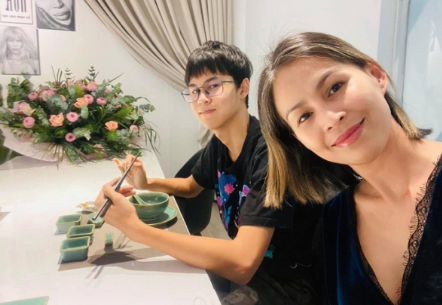 
Con trai của diễn viên Huy Khánh được mẹ chăm chút đến từng bữa ăn. Ảnh: FBNV