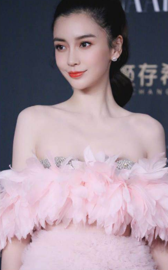  
"Công chúa" thời trang nhiều lần gây trầm trồ vì diện đồ giá trị xa xỉ. (Ảnh: Weibo)