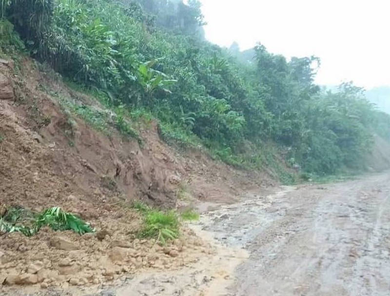  
Một tuyến đường ở  Nam Trà My, Quảng Nam bị sạt lở nặng. (Ảnh: Pháp Luật)