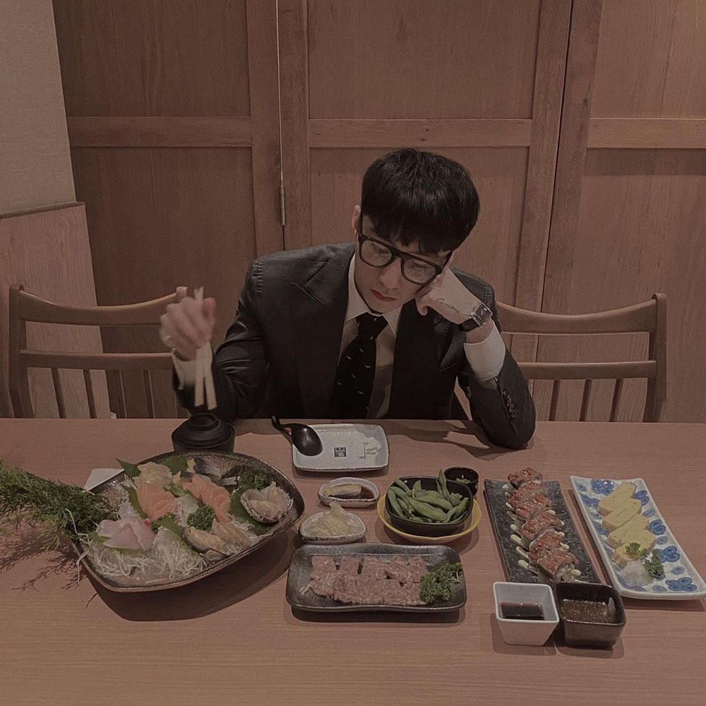  
Sơn Tùng khoe ảnh ăn tối cũng khiến chị em "đứng ngồi không yên". (Ảnh: Instagram nhân vật)