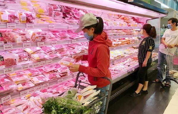  
Người tiêu dùng chọn mua thịt lợn trong siêu thị (Ảnh: Thương hiệu và Công luận)