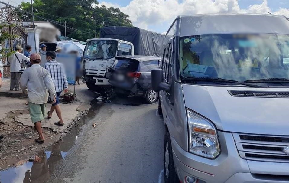  
Xe ô tô ngổn ngang trên đường sau tai nạn. (Ảnh: VietNamNet).
