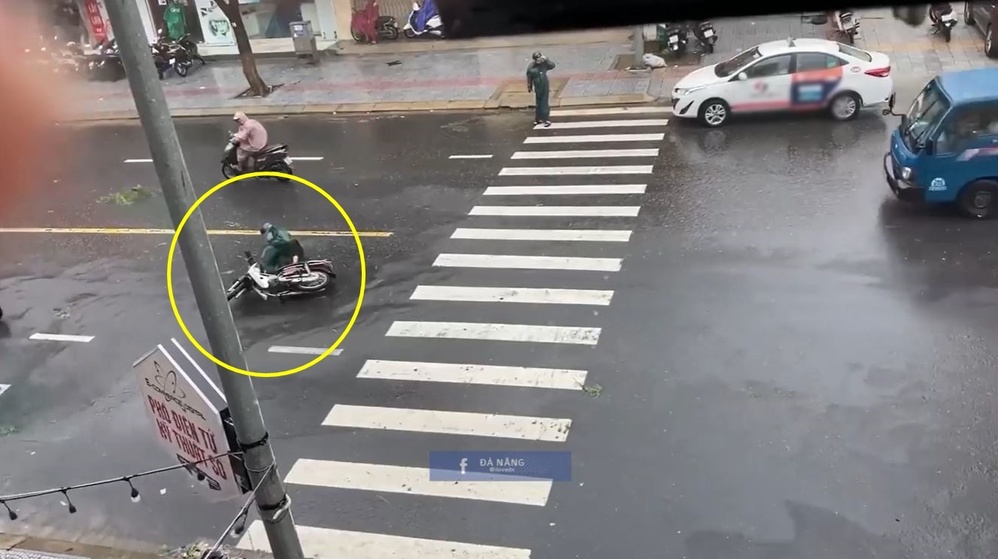  
Người đi đường tại Đà Nẵng bị ngã xe do gió lớn. (Ảnh: Cắt từ clip).