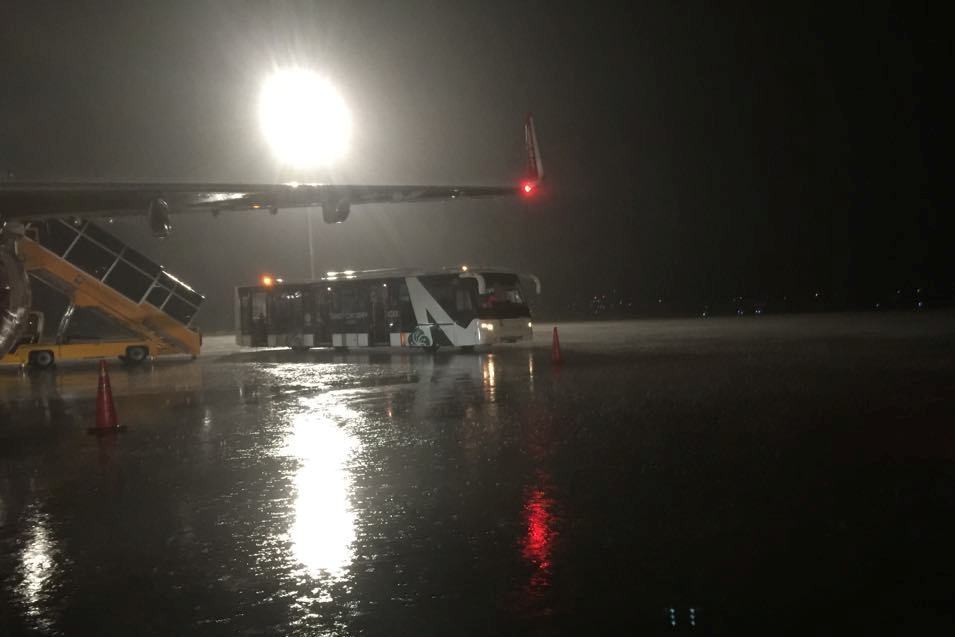  
Những cơn mưa lớn ảnh hưởng đến các chuyến bay. (Ảnh: Thanh Niên).