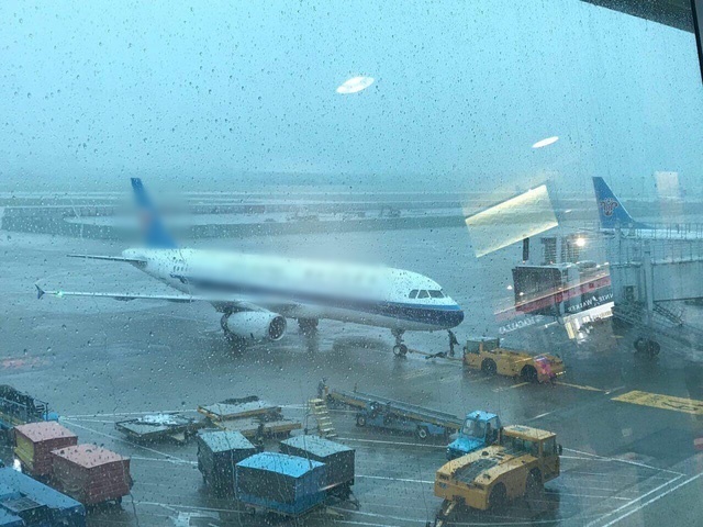  
Sân bay tạm dừng vì mưa bão. (Ảnh: Tạp chí hàng không).