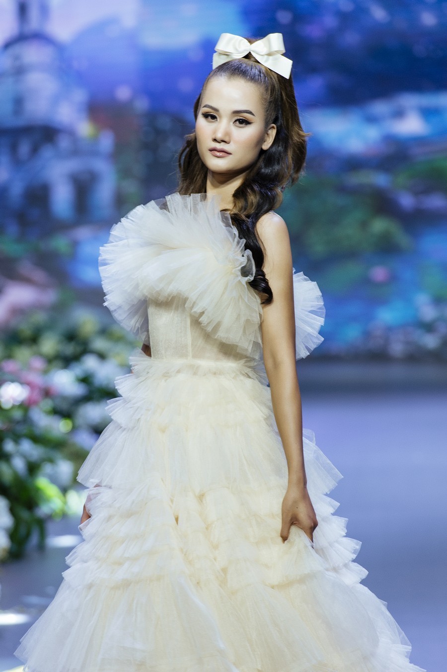  
Hương Ly nhận được nhiều lời khen khi vừa bước ra từ nghề mẫu vừa là top 5 người đẹp xuất sắc nhất tại Hoa hậu Hoàn vũ Việt Nam 2019.