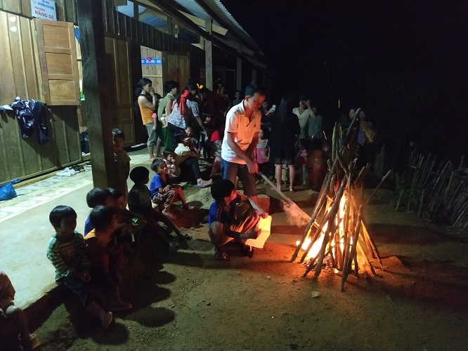 Đoàn thiện nguyện đốt lửa trại để giao lưu cùng các em nhỏ.